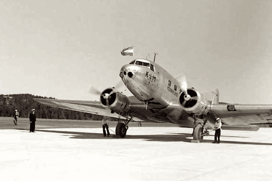 Naam: Foto 14. PH-AKI %22Kieviet%22. Douglas DC-2. Oslo Noorwegen in 1939.jpg
Bekeken: 2532
Grootte: 58,9 KB