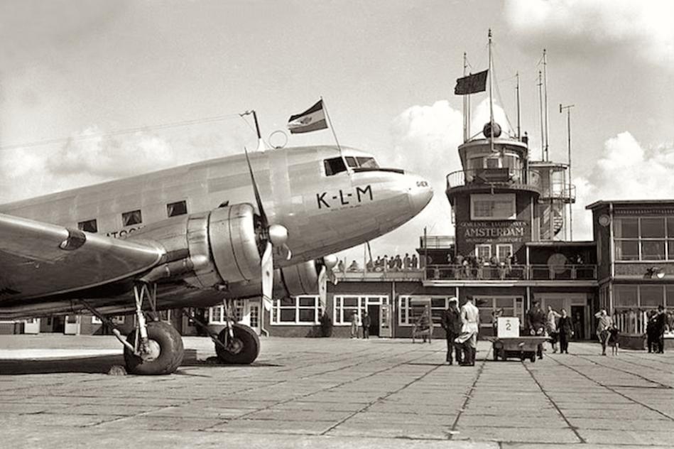 Naam: Foto 19. PH-ARG %22Gier%22. Douglas DC-3 .jpg
Bekeken: 1919
Grootte: 84,6 KB