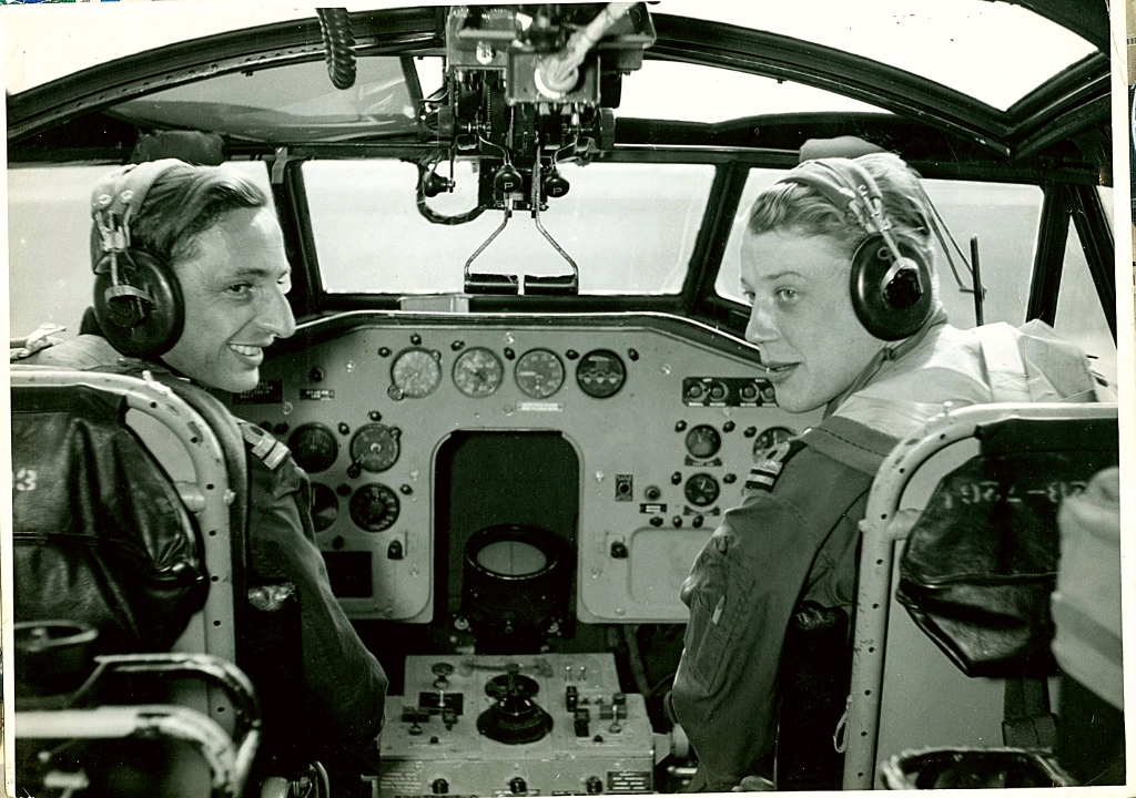 Naam: 2 De advertentie foto. 'Piep' Prinselaar en Jan Toorenaar (1024x720).jpg
Bekeken: 1241
Grootte: 445,9 KB