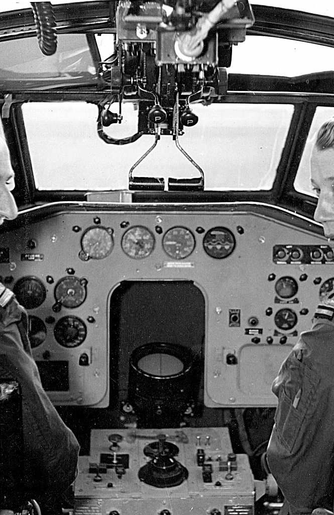 Naam: 3 Mariner cockpit (665x1024).jpg
Bekeken: 1235
Grootte: 482,3 KB