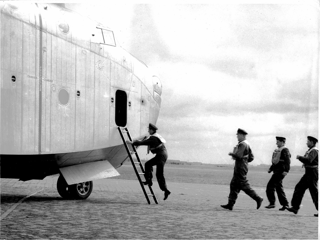 Naam: 5 Mariner bemanning haast zich aan boord van de amfibie voor een spoed opdracht .jpg
Bekeken: 1204
Grootte: 428,2 KB