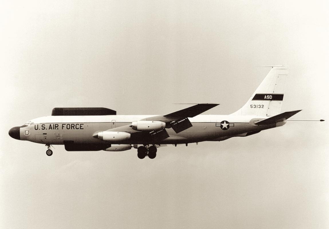 Naam: Foto 5. 452nd TFS, 412th TW, Boeing NKC-135E on RAF Mildenhall approach.jpg
Bekeken: 6138
Grootte: 61,9 KB