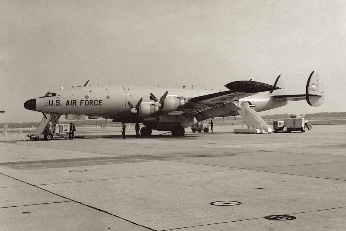 Naam: Foto 6. 522nd AEW&C Wing, USAF Lockheed EC-121T Warning Star. (0-50137).jpg
Bekeken: 5808
Grootte: 108,2 KB