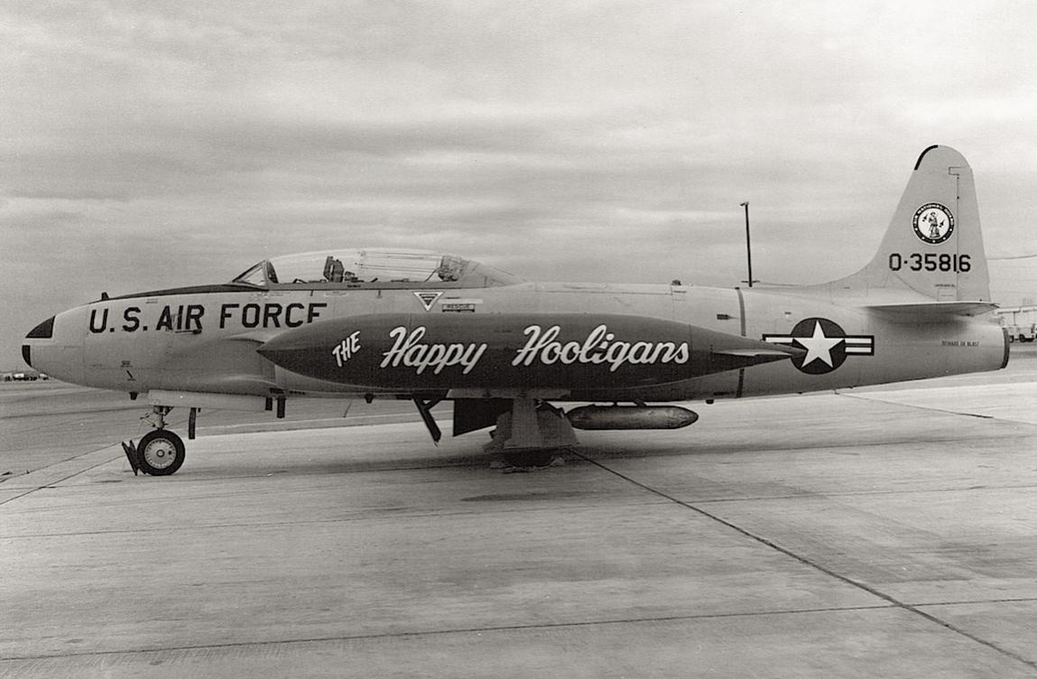 Naam: Foto 14. Lockheed T-33A (0-35816). 178th FIS %22The Happy Hooligans%22, North Dakota ANG.jpg
Bekeken: 694
Grootte: 102,6 KB