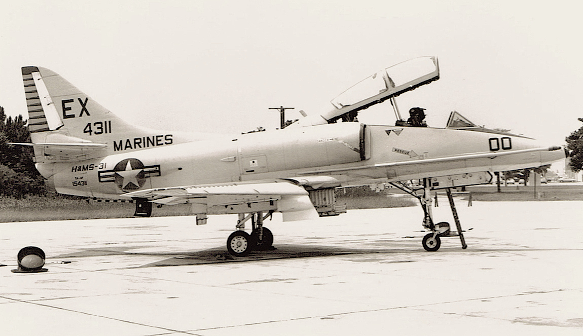 Naam: Foto 32. Douglas TA-4F Skyhawk (154311:00:EX. H&MS-31, USN.jpeg
Bekeken: 662
Grootte: 460,4 KB