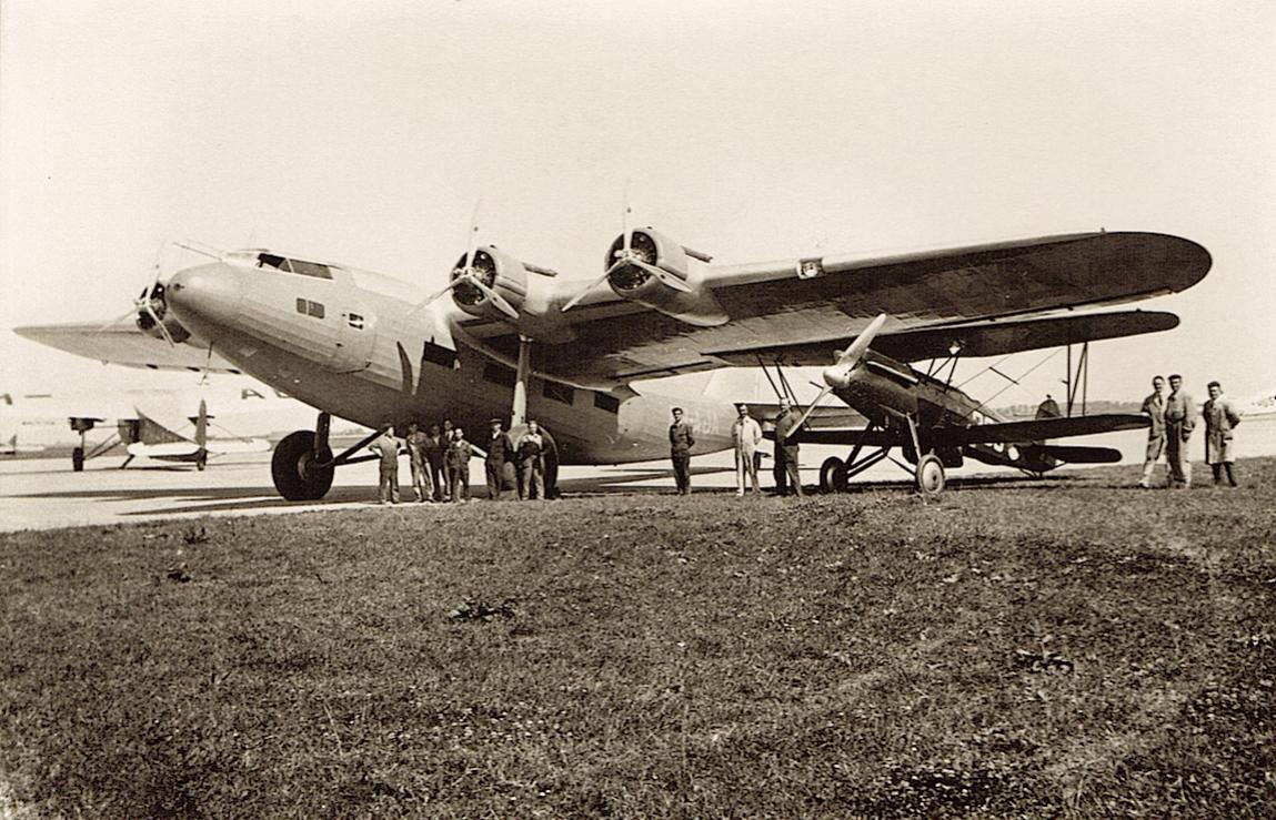 Naam: Fokker F.XXXVI PH-AJA en Fokker D.XVII.jpg
Bekeken: 1425
Grootte: 164,5 KB