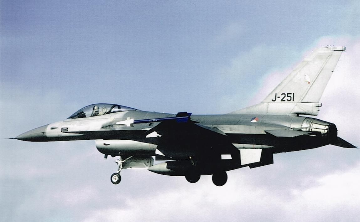 Naam: Foto 35. 'J-251'. Fokker F-16A Fighting Falcon. 322 Sqn KLu.jpg
Bekeken: 1246
Grootte: 75,4 KB