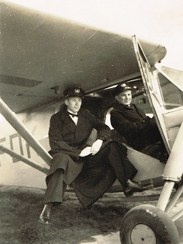 Naam: NLS 1. Instructeur en leerling-vlieger op de PH-FDK (later '963') DH.85 Leopard Moth van de NLS.jpeg
Bekeken: 1036
Grootte: 466,9 KB