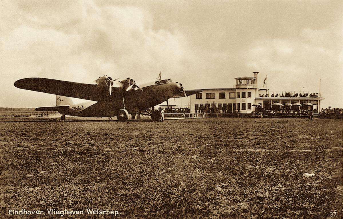 Naam: Kaart 433. Eindhoven, vlieghaven Welschap met Fokker F.XXXVI 'PH-AJA'.jpg
Bekeken: 774
Grootte: 196,7 KB