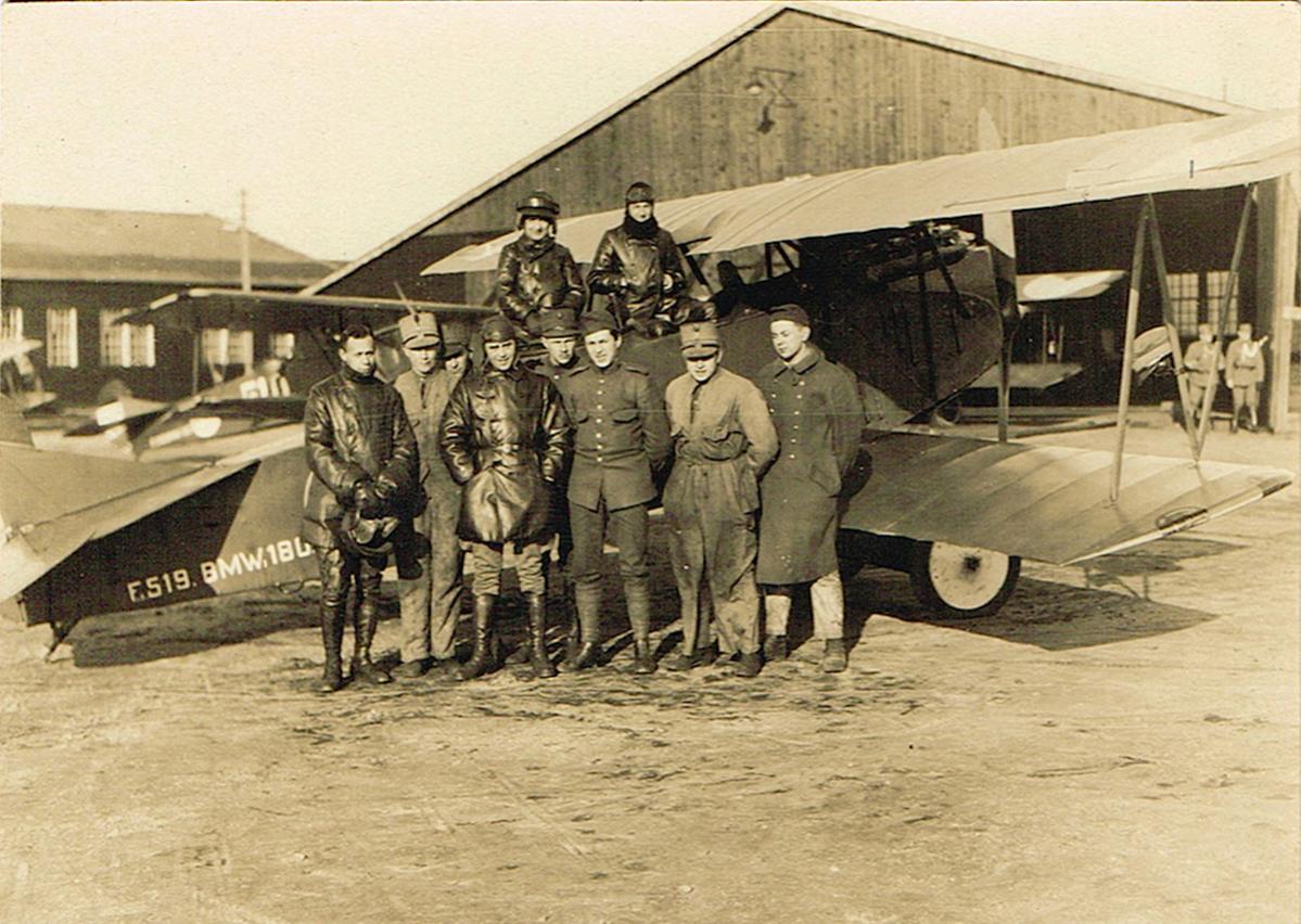 Naam: Foto 35. LVAers voor de Fokker C.I 'F.519'.jpg
Bekeken: 1054
Grootte: 161,2 KB