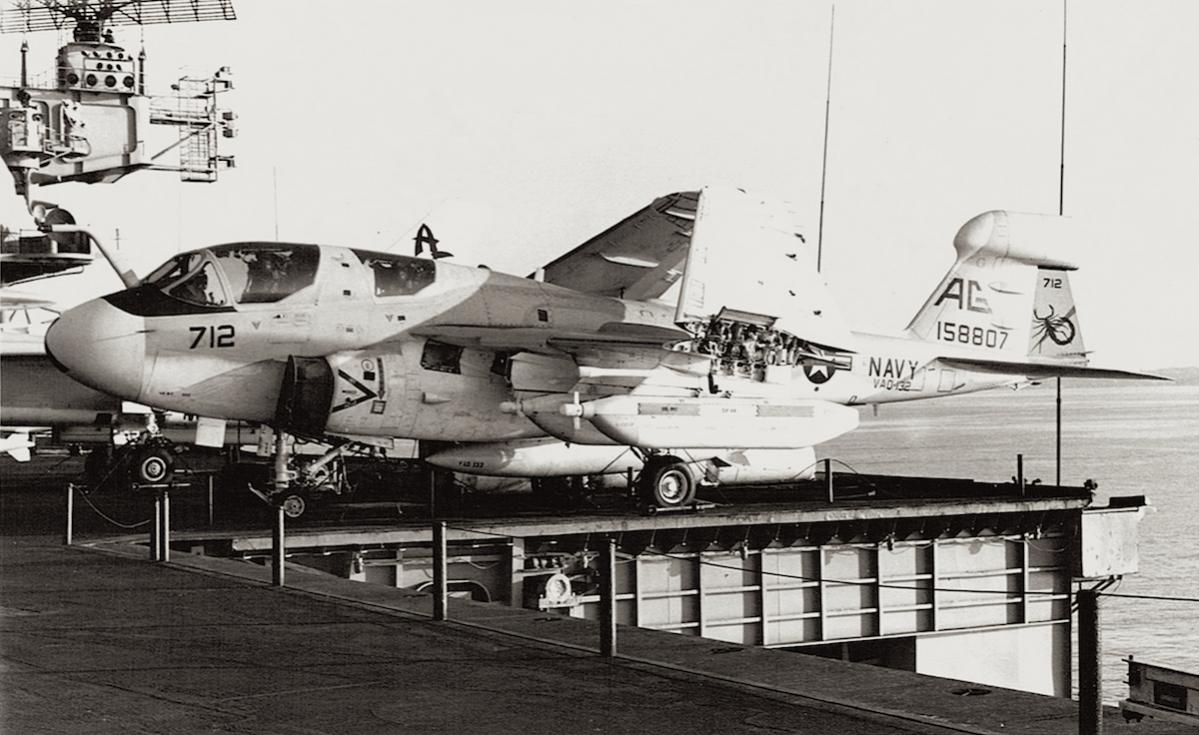 Naam: Foto 246. EA-6B Prowler (158807:'712'). USS Independence te Portsmouth 24:11:1975.jpg
Bekeken: 503
Grootte: 117,2 KB