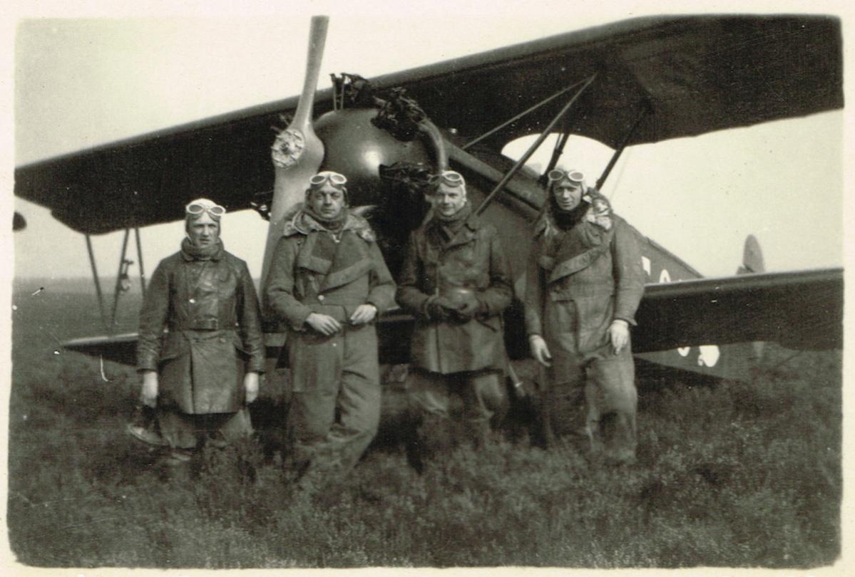 Naam: Foto 52. LVA piloten voor een Fokker C.I met Mongoose motor.jpg
Bekeken: 1062
Grootte: 113,3 KB