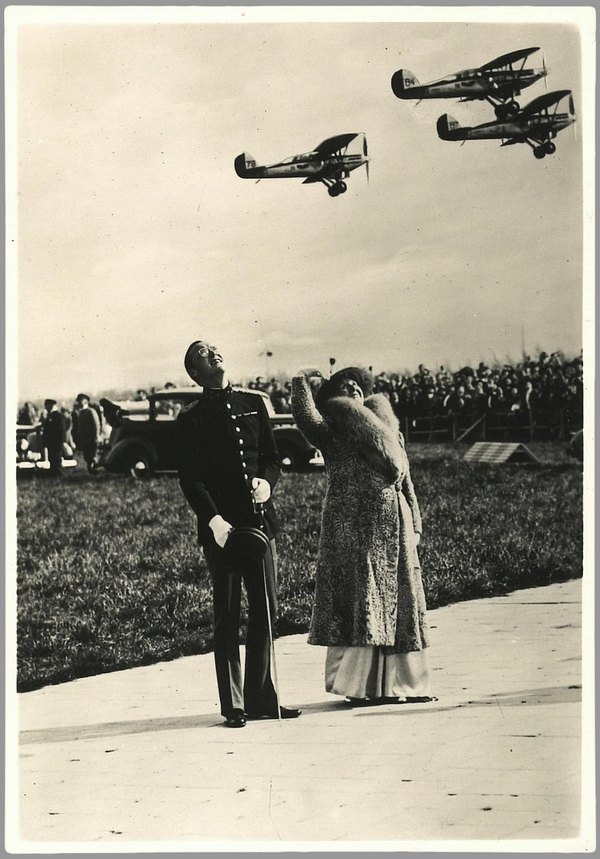 Naam: Wild-wuiven Wilhelmina en Bernhard 1938 Ypenburg.jpg
Bekeken: 686
Grootte: 115,0 KB