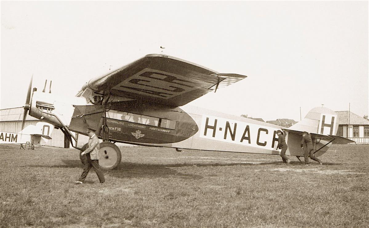 Naam: Foto 96. 'H-NACR' ('H-N FOKKER'). Fokker F.VII. - 300 kopie.jpg
Bekeken: 1144
Grootte: 116,1 KB
