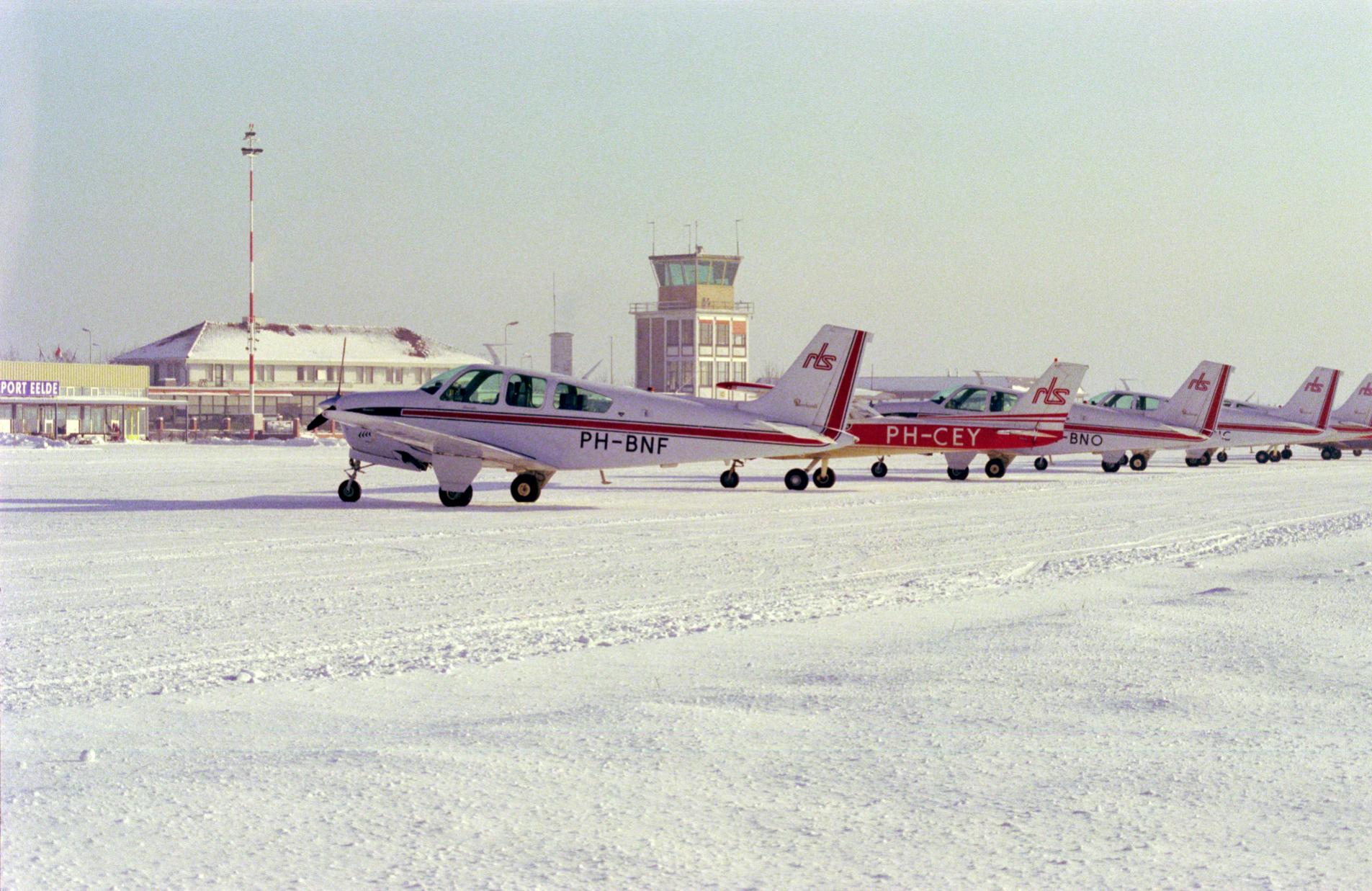 Naam: Flightline 79.jpg
Bekeken: 3760
Grootte: 319,0 KB