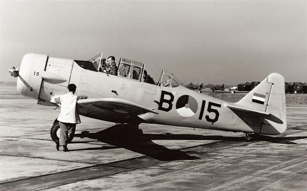 Naam: Foto 85. 'B-15'. Harvard, kopie.jpg
Bekeken: 1958
Grootte: 117,2 KB