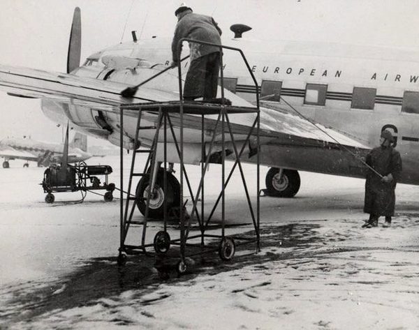 Naam: c2  Kilfrost on BEA  1950  spuit en bezem.jpg
Bekeken: 1962
Grootte: 57,8 KB