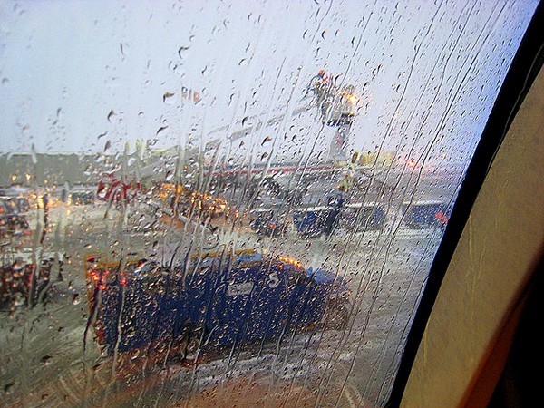 Naam: c7  Aircraft de-icing met behulp van Cherry picker, gezien vanuit cockpit.jpg
Bekeken: 1785
Grootte: 117,4 KB