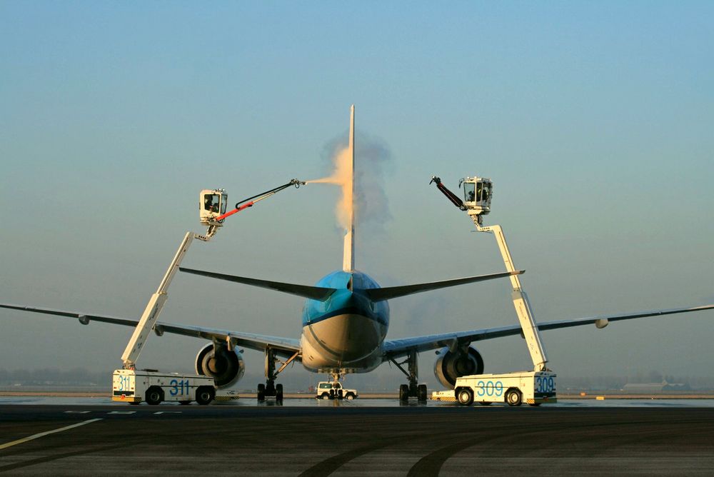 Naam: c18  309--310--311, maar nee, 767.  de-icing cherrypickers.jpg
Bekeken: 580
Grootte: 57,7 KB