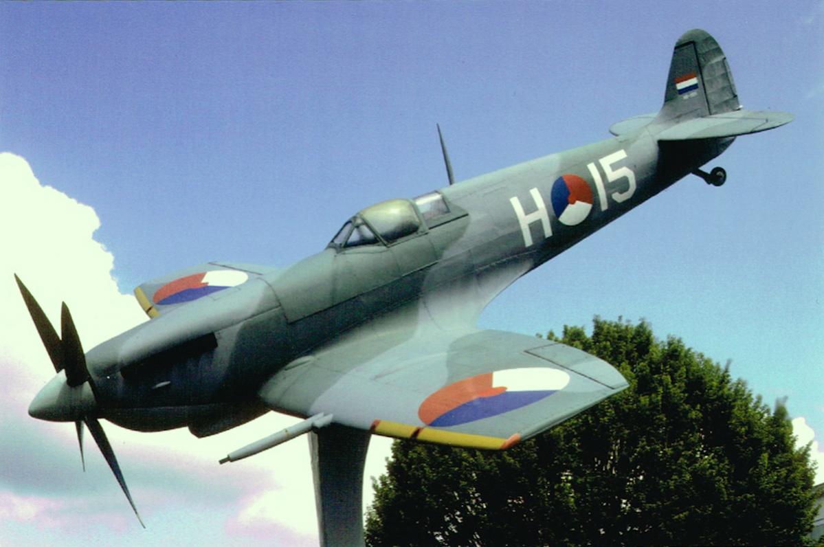 Naam: Foto 87. 'H-15'. Spitfire, op paal, kopie.jpg
Bekeken: 1785
Grootte: 94,5 KB