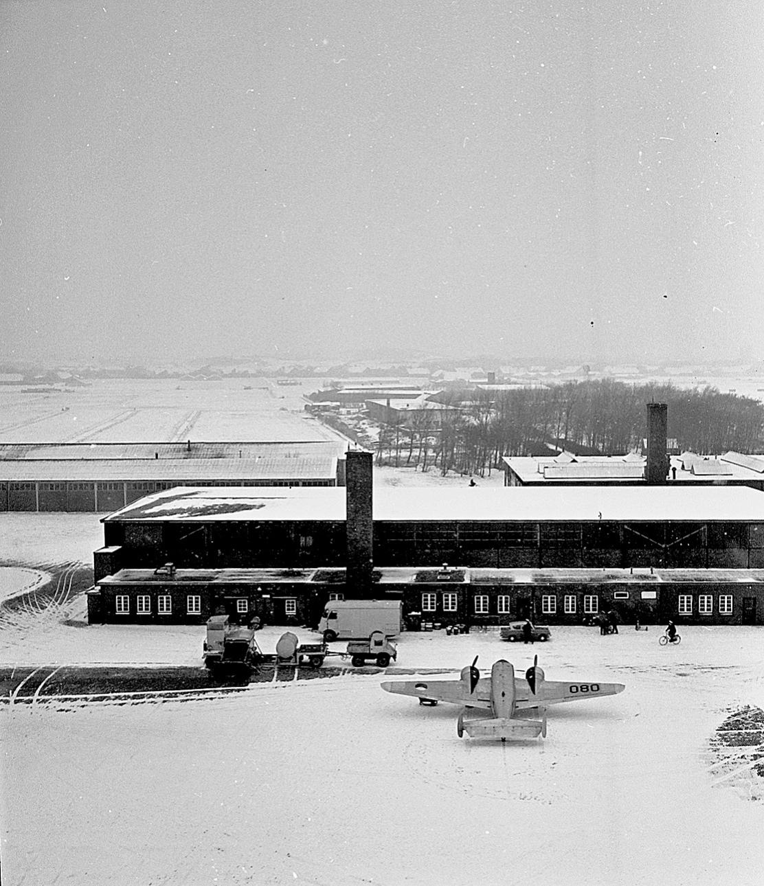 Naam: c99  MVKV Squadron barak met Beech 080 vanuit Toren.jpg
Bekeken: 582
Grootte: 233,6 KB