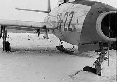 Naam: c155   TB-22  uit de sneeuwbaan  gelopen, pootje zeer  '56.jpg
Bekeken: 682
Grootte: 14,9 KB