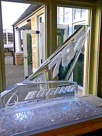 Naam: d1  Ice-sculpture voor het 787 overhandigings-diner op de Boeing Golf and Country club.jpg
Bekeken: 583
Grootte: 43,4 KB