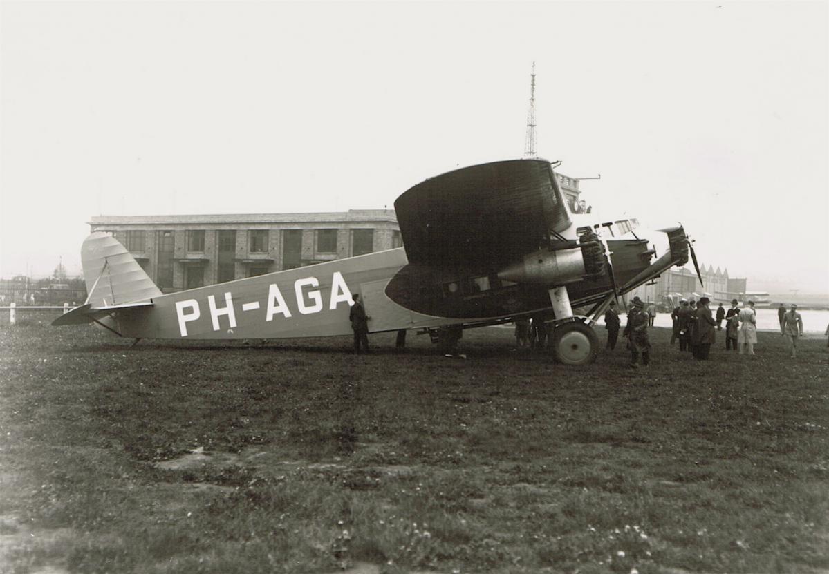 Naam: Foto 107. PH-AGA 'Adelaar'. Fokker F.IX, kopie.jpg
Bekeken: 1297
Grootte: 99,2 KB