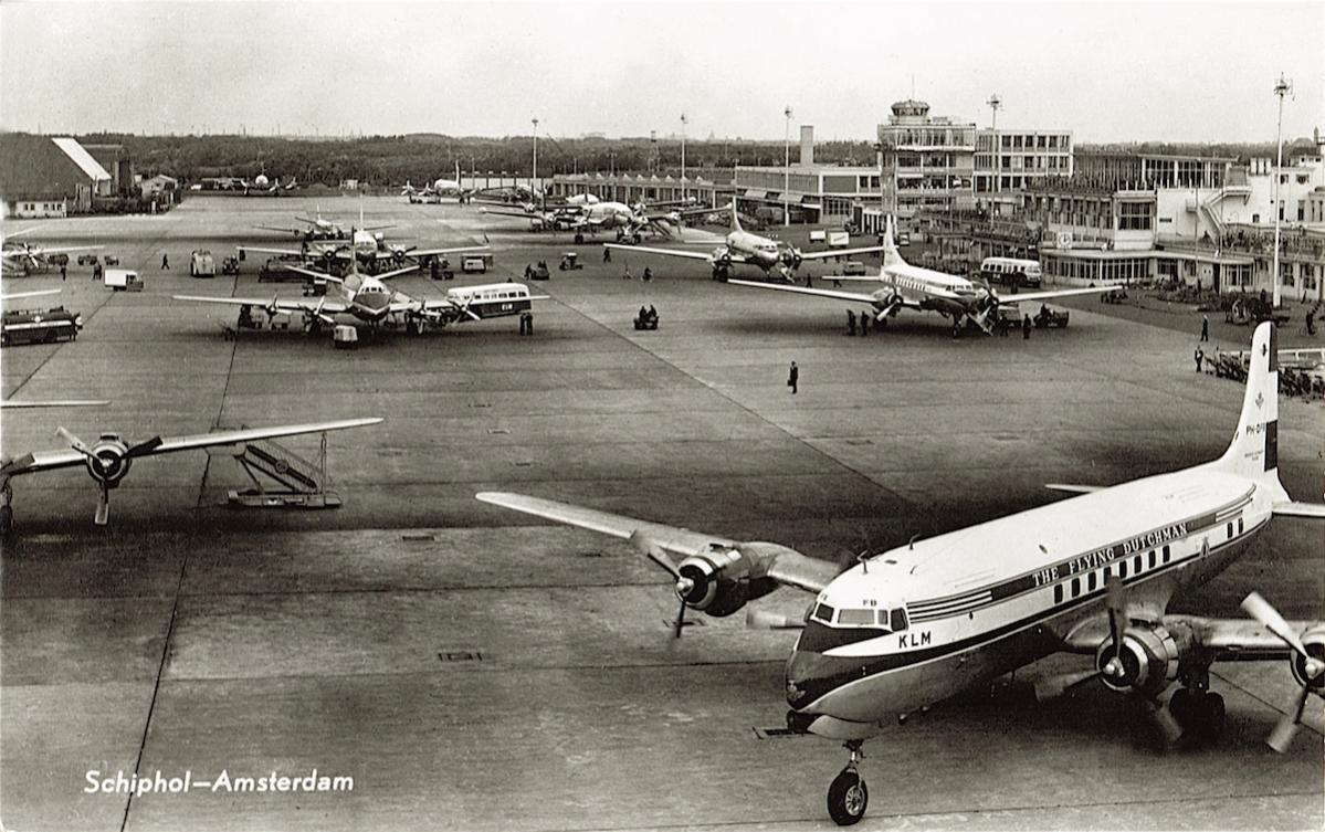 Naam: Kaart 531. DC-6A PH-DFB (PH-TGB) %22Gen. C.J. Snijders%22 op platform Schiphol, kopie.jpg
Bekeken: 965
Grootte: 152,8 KB