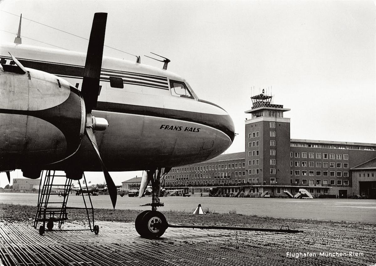 Naam: Kaart 533. PH-TEF:PH-CEF %22Frans Hals%22. Convair Liner CV-240 op luchthaven Mnchen, kopie.jpg
Bekeken: 932
Grootte: 167,7 KB
