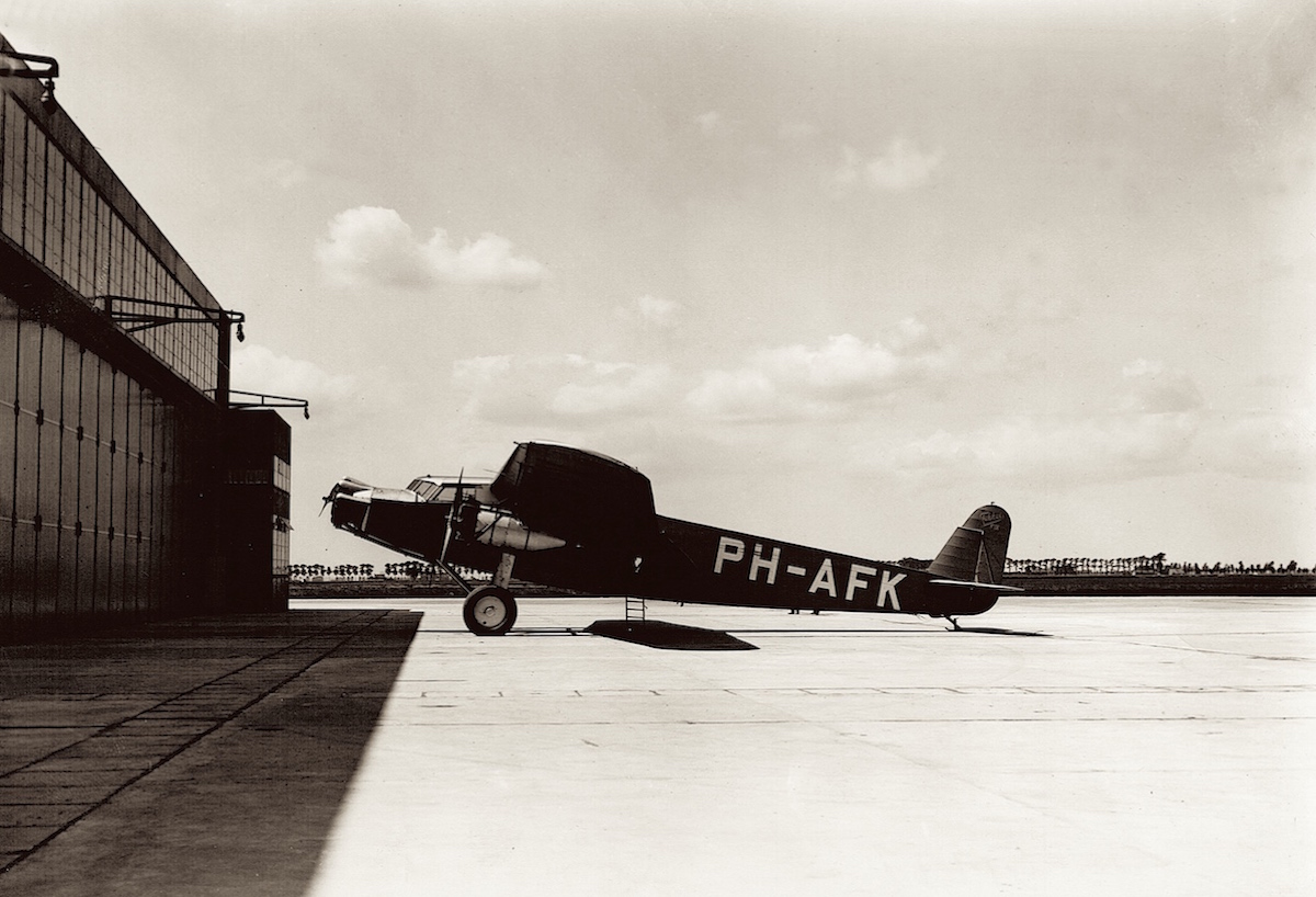 Naam: Foto 109. PH-AFK. Fokker F.IX, aug. 1931 verongelukt op Waalhaven, kopie.jpg
Bekeken: 1315
Grootte: 323,0 KB