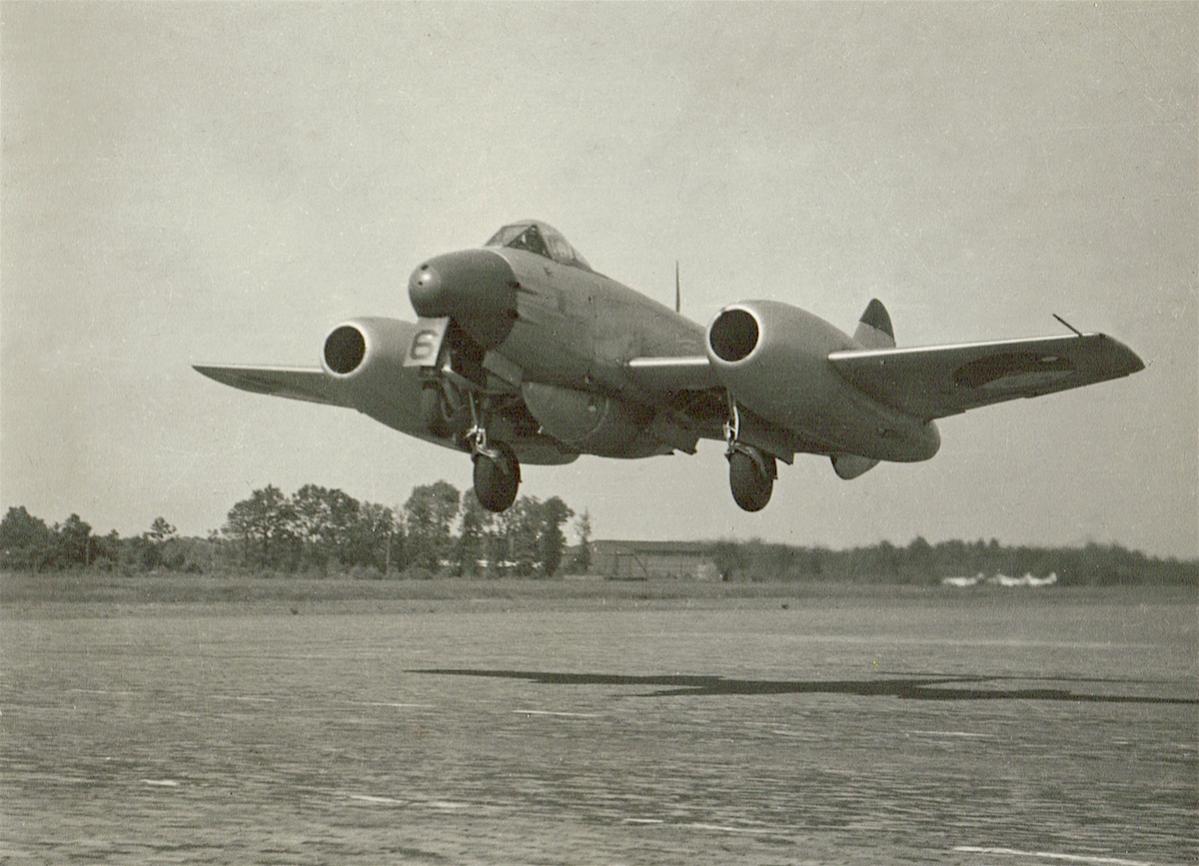 Naam: Foto 94. Twenthe 1952. 322 Sq., vlieger P. Schmidt Crans. Meteor 4, kopie.jpg
Bekeken: 1367
Grootte: 121,3 KB