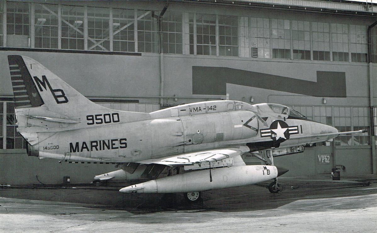 Naam: Foto 312. Douglas A-4L Skyhawk 149500 '1:MB'. VMA-142, USMC, kopie.jpg
Bekeken: 733
Grootte: 132,8 KB