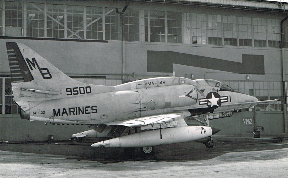 Naam: Foto 312. Douglas A-4L Skyhawk 149500 '1:MB'. VMA-142, USMC, kopie.jpg
Bekeken: 415
Grootte: 132,8 KB