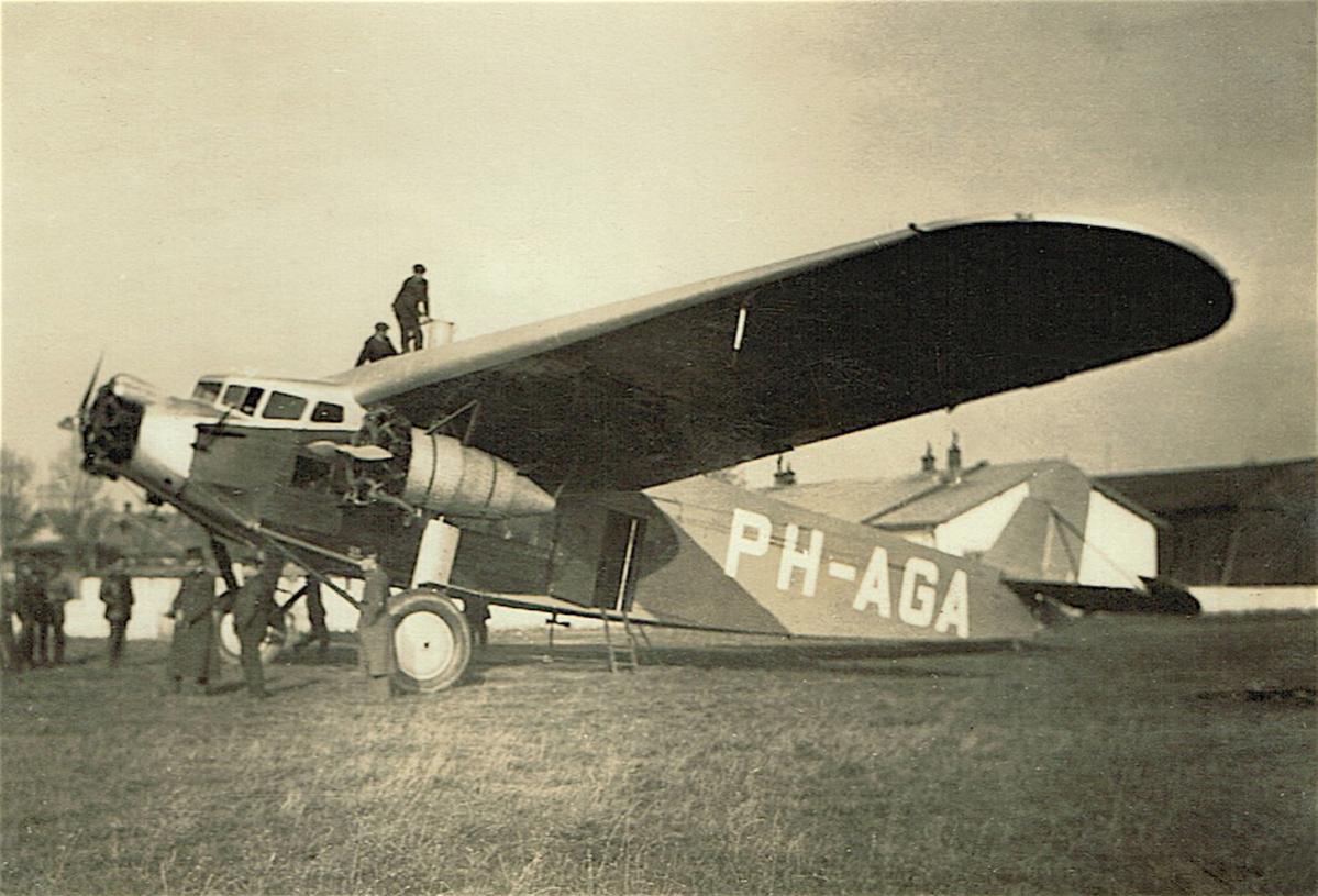 Naam: Foto 113. PH-AGA 'Adelaar'. Fokker F.IX., kopie.jpg
Bekeken: 1516
Grootte: 129,0 KB