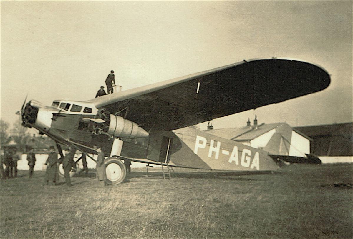Naam: Foto 113. PH-AGA 'Adelaar'. Fokker F.IX., kopie.jpg
Bekeken: 1787
Grootte: 129,0 KB