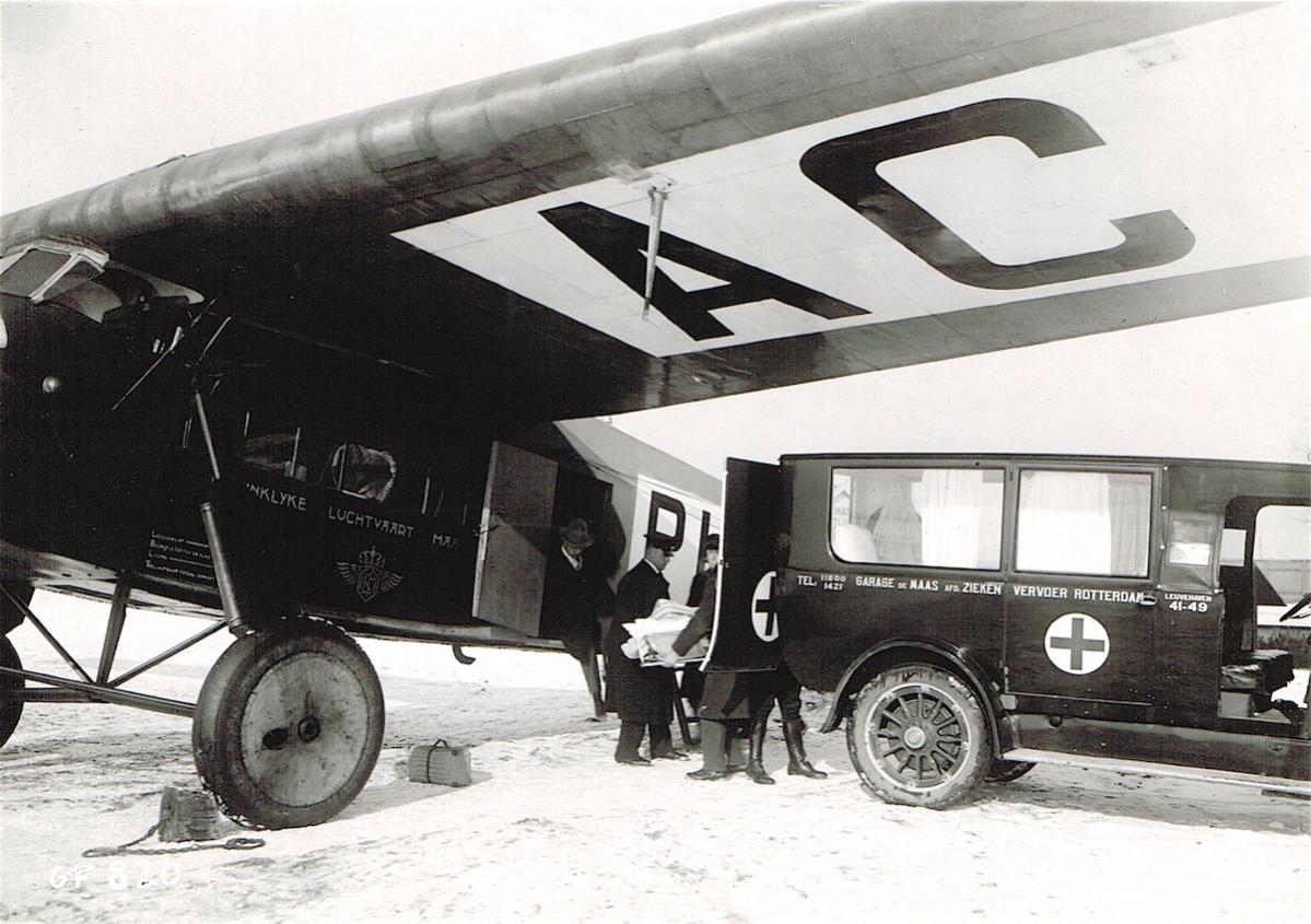 Naam: Foto 115. Fokker F.VII PH-ACJ of PH-ACR plus ziekenvervoer, kopie.jpg
Bekeken: 1738
Grootte: 137,4 KB