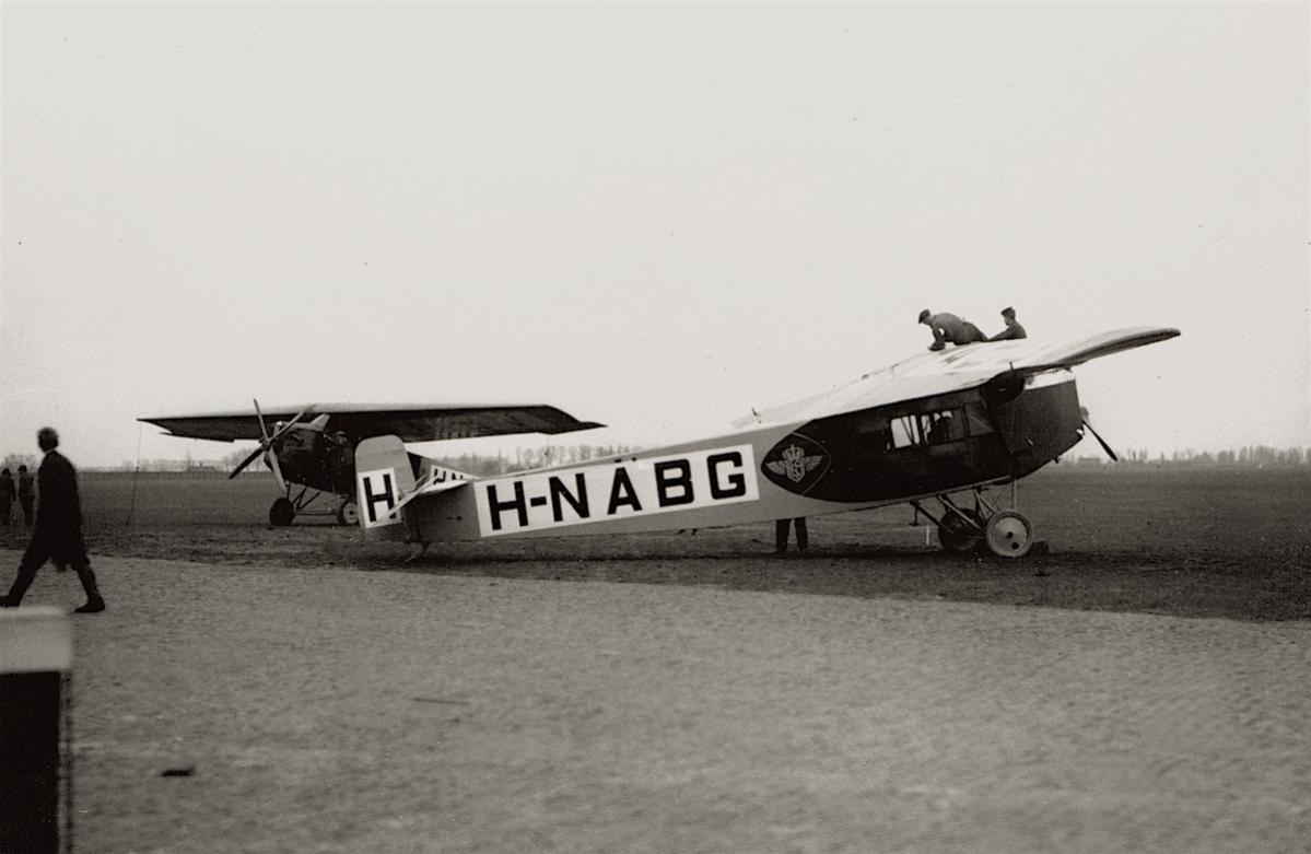 Naam: Foto 116. H-NABG. Fokker F.III, verkocht als CH-152, kopie.jpg
Bekeken: 1490
Grootte: 74,8 KB