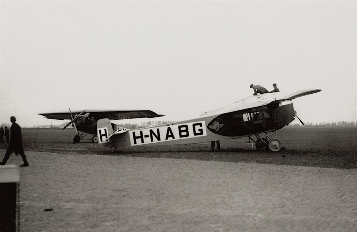 Naam: Foto 116. H-NABG. Fokker F.III, verkocht als CH-152, kopie.jpg
Bekeken: 1788
Grootte: 74,8 KB