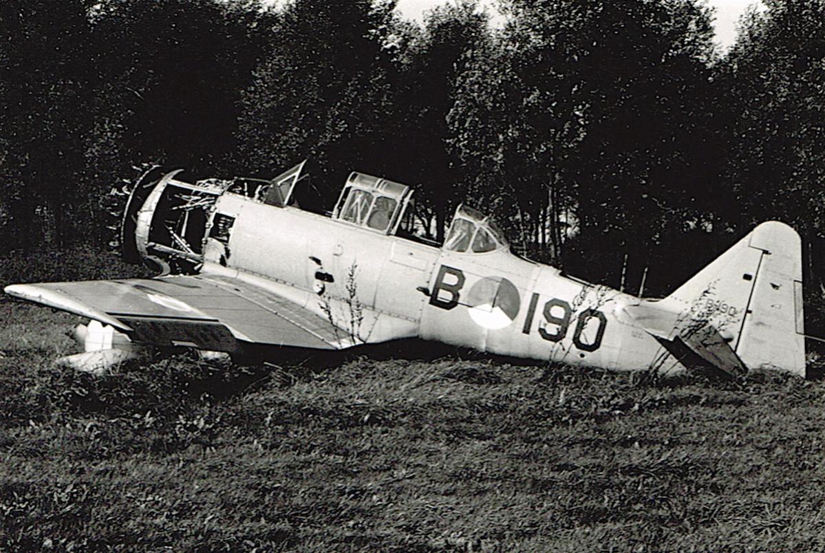 Naam: Foto 98. 'B-190'. Harvard, kopie.jpg
Bekeken: 1479
Grootte: 209,3 KB