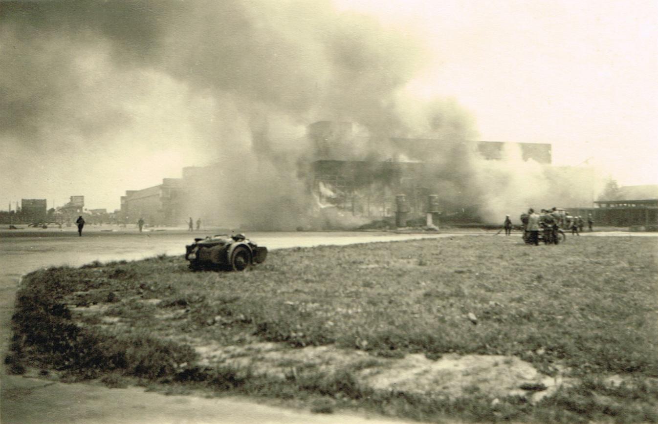 Naam: Schiphol fik juni 1940 -1, 400, orig.jpg
Bekeken: 984
Grootte: 124,5 KB