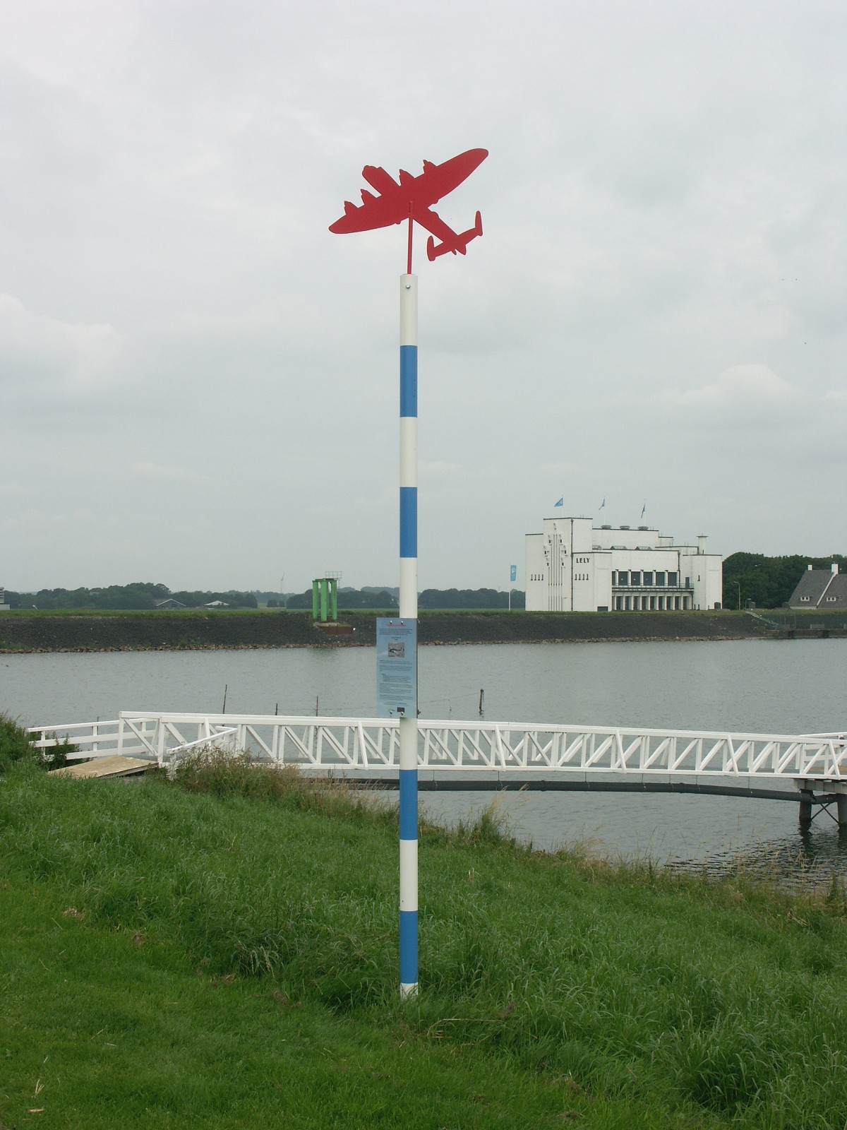 Naam: AT154 - monument.jpg
Bekeken: 2258
Grootte: 351,4 KB