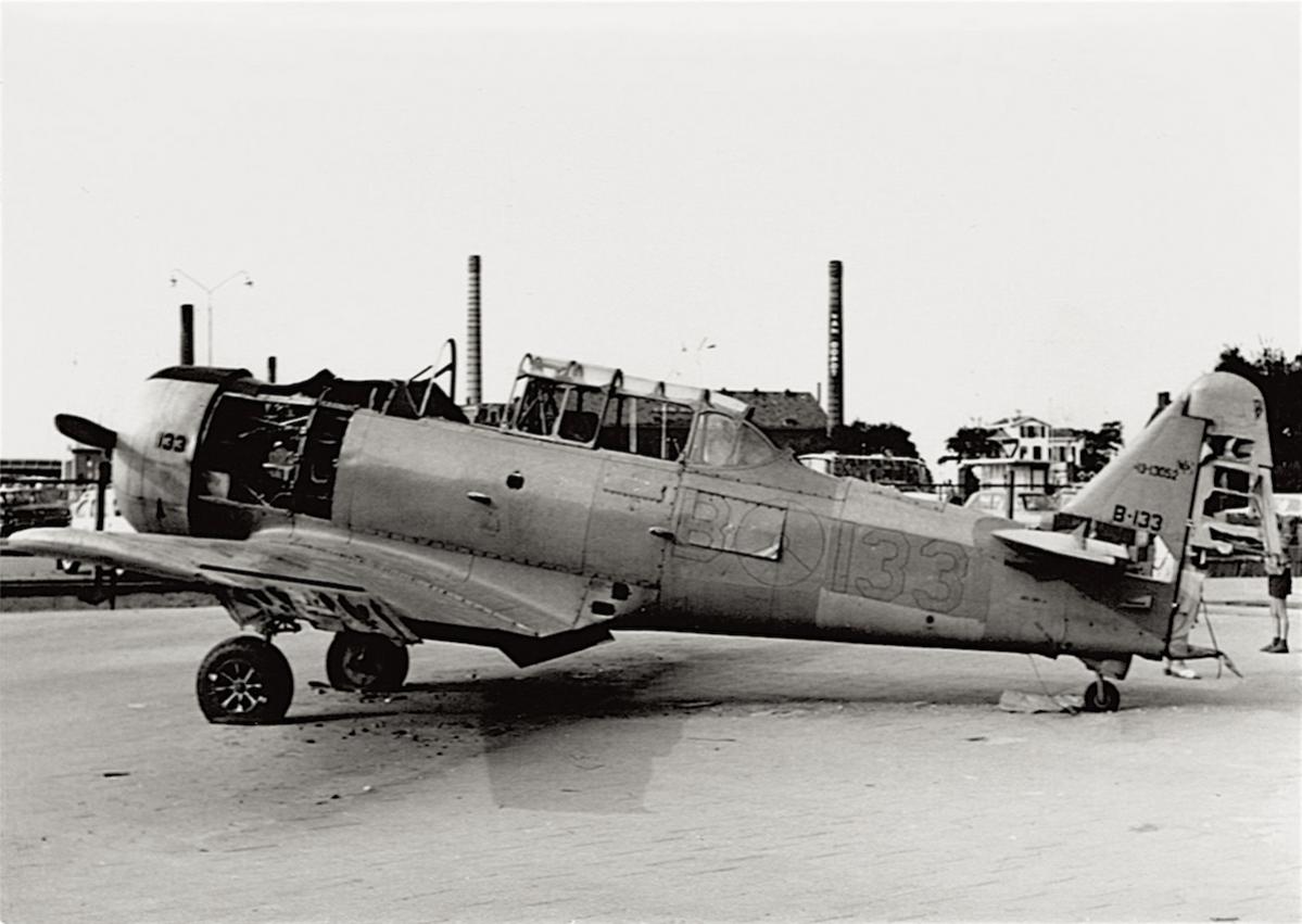 Naam: Foto 100. 'B-133'. Harvard, kopie.jpg
Bekeken: 1169
Grootte: 94,4 KB