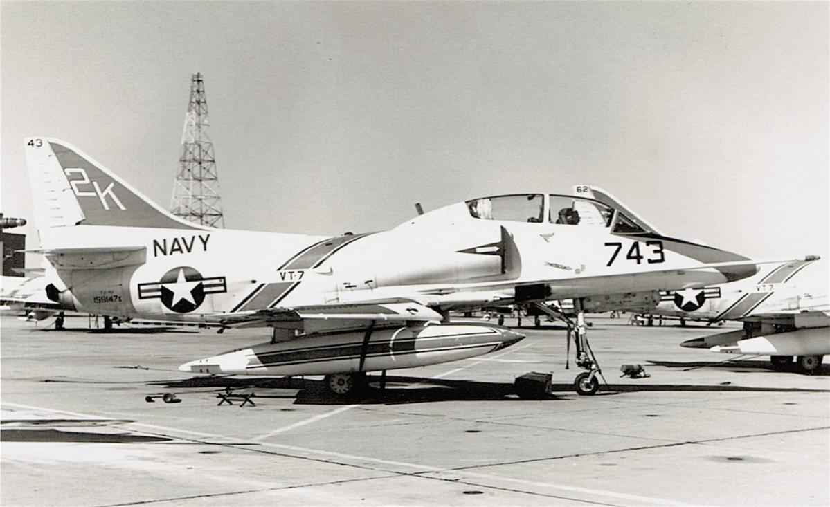 Naam: Foto 330.  Douglas TA-4J Skyhawk (158147). VT-7, US Navy, kopie.jpg
Bekeken: 266
Grootte: 103,4 KB