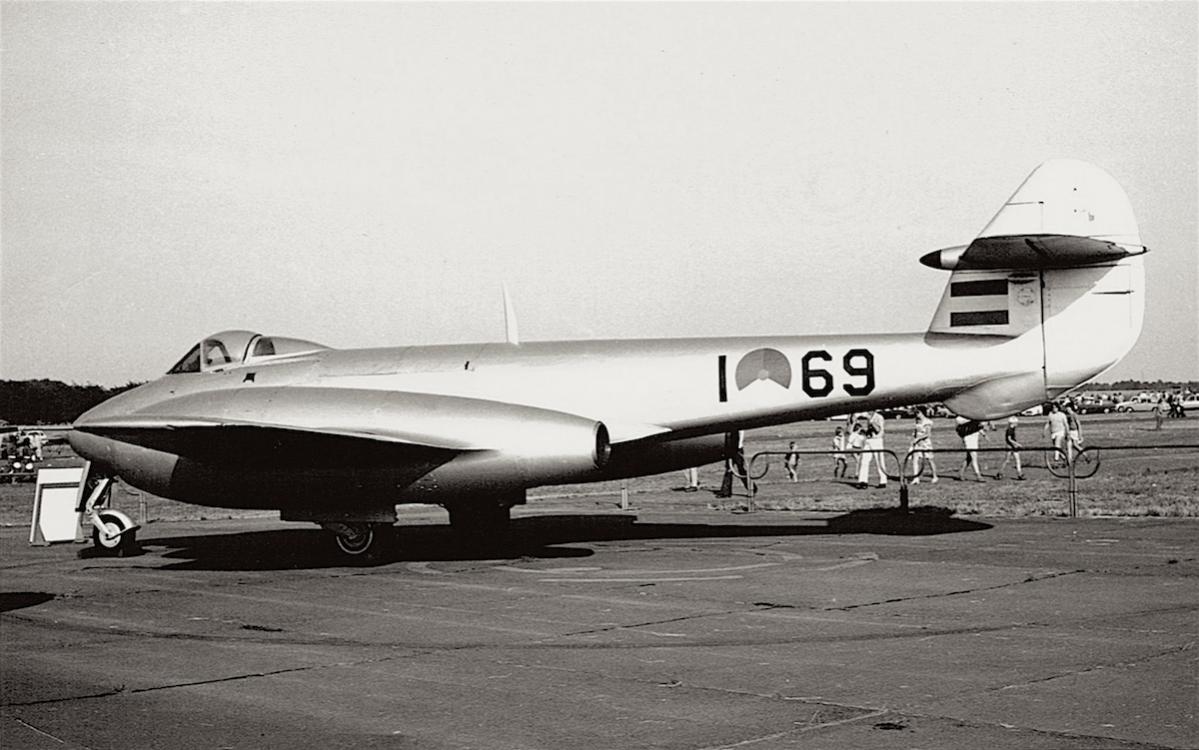 Naam: Foto 105. 'I-69'. Meteor 4. MLM Soesterberg op Deelen 30.6.1973, kopie.jpg
Bekeken: 1236
Grootte: 107,4 KB