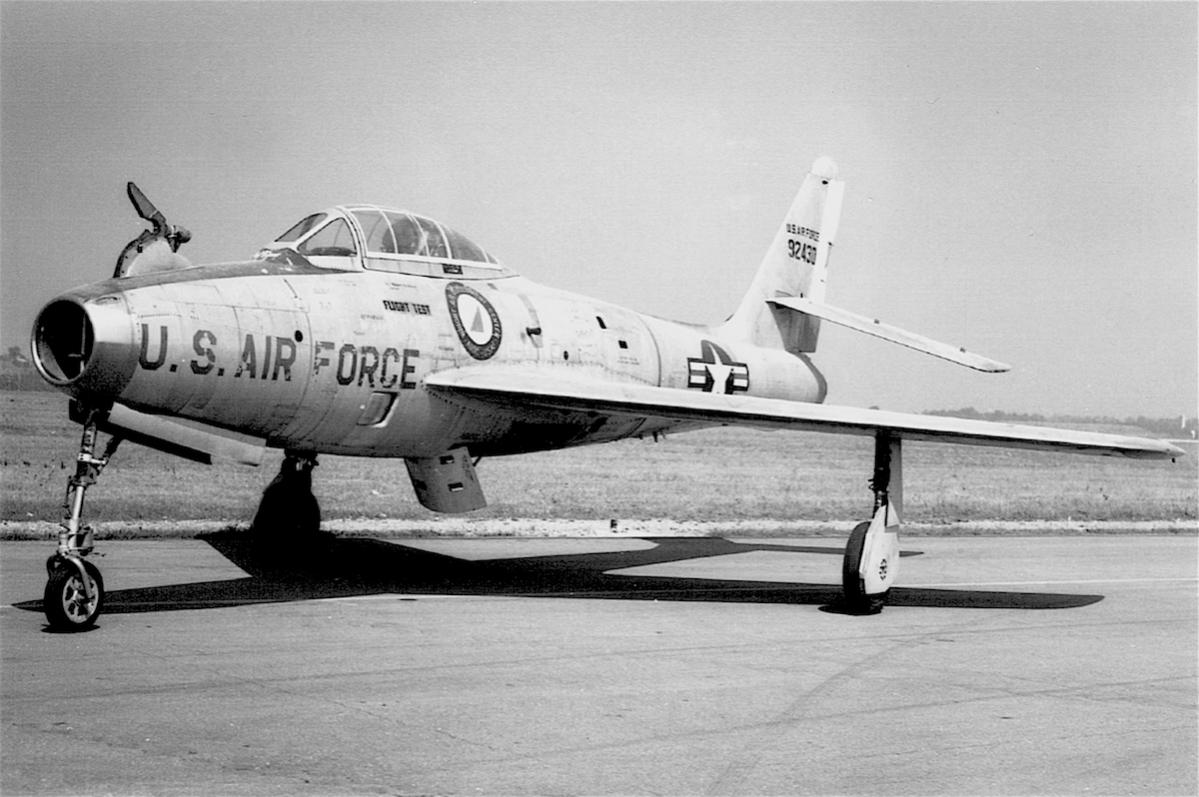 Naam: Foto 343. Republic YRF-84F prototype (korte tijd YF-96A genaamd) (49-2430) tijdelijk GRF-84F gen.jpg
Bekeken: 430
Grootte: 116,7 KB
