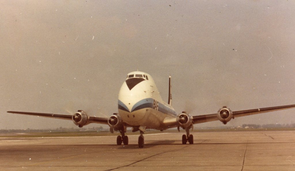 Naam: 'Carvair'van de BAF - Foto Jan Vermeegen Mei 1970.jpg
Bekeken: 260
Grootte: 84,6 KB