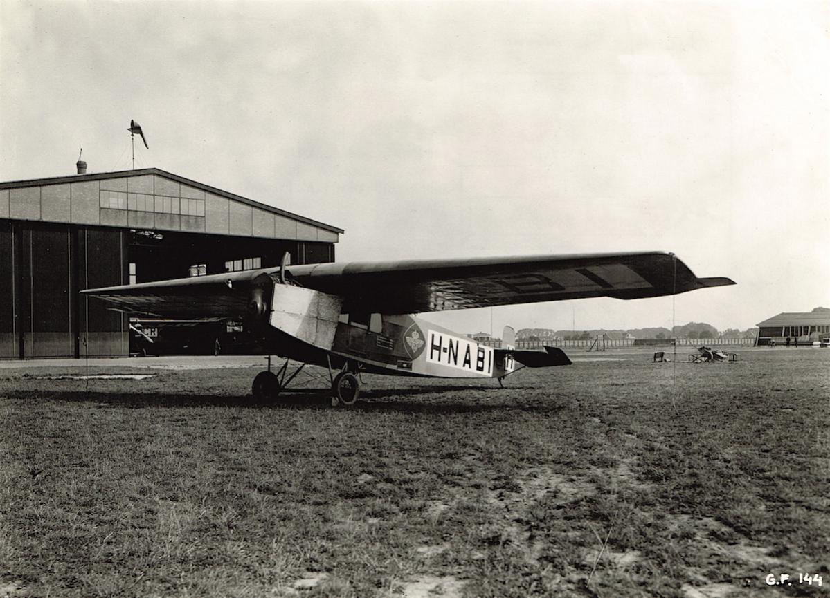 Naam: Foto 131. H-NABI. Fokker F.III. Bestaat ook, met iets andere uitsnijding, als ansichtkaart, kopi.jpg
Bekeken: 1318
Grootte: 150,6 KB