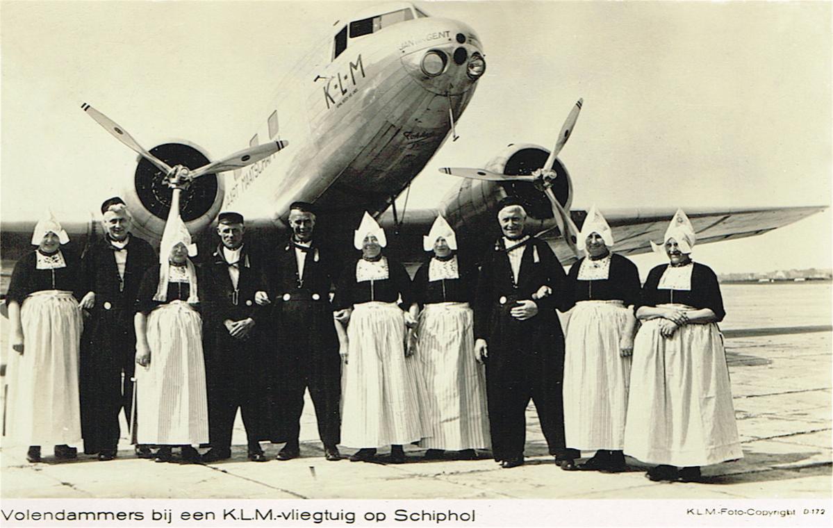 Naam: Kaart 575. PH-AKJ 'Jan van Gent'. Douglas DC-2 met groep in klederdracht, kopie.jpg
Bekeken: 1155
Grootte: 121,3 KB
