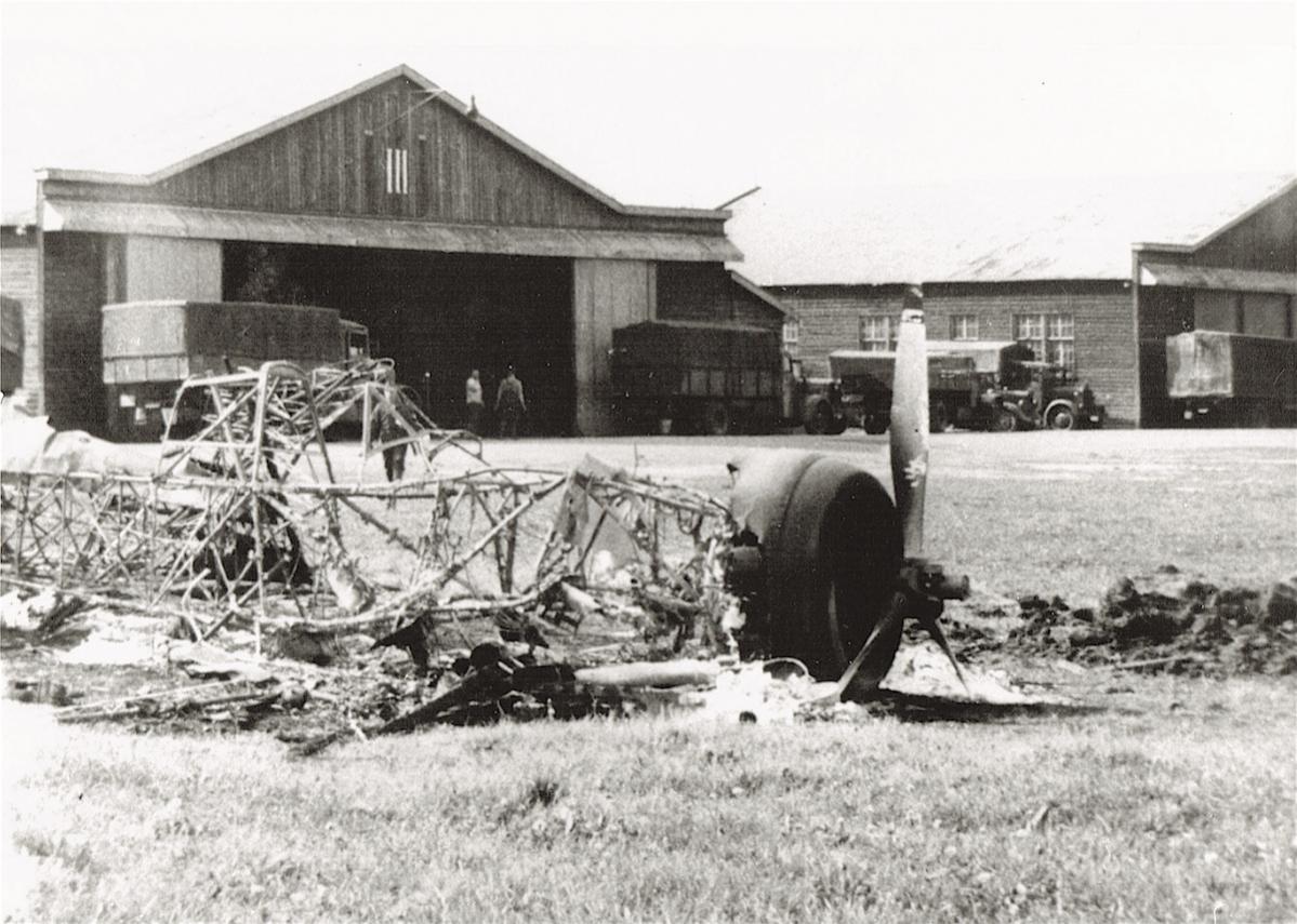 Naam: Foto 79. Na capitulatie, wrak D.XXI op Schiphol, kopie.jpg
Bekeken: 1057
Grootte: 149,4 KB